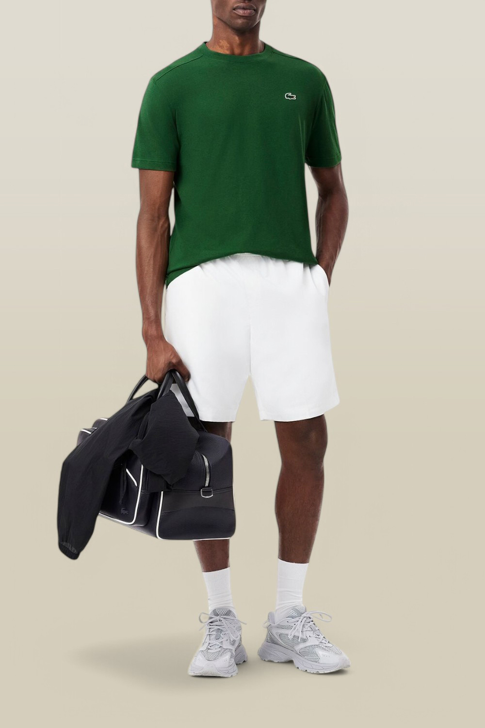 תמונת כל הלוק של חולצת טי לאימון LACOSTE